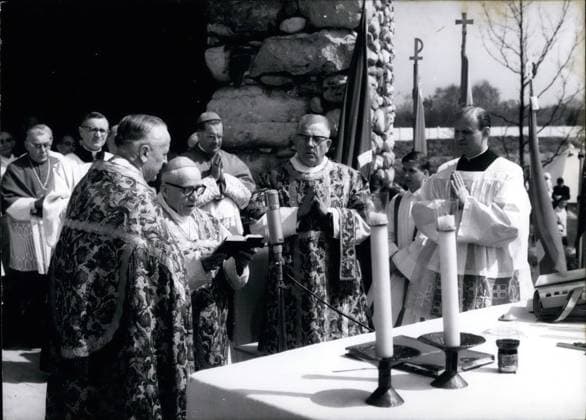 Bibel Kardinäle Kirchen Mönche Nonnen Päpste Priester Religion 5. Mai 1965 - Gedenkgottesdienst im ehemaligen Konzentrationslager Dachau Bayern. Zum 20. Gedenktag an die Befreiung des KZ Dachau fanden zahlreiche Gottesdienste und Feierlichkeiten statt. Julius Kardinal Döpfner (München) zelebrierte und lehrte in der Todesangst-Christi-Kapelle auf dem Gelände des ehemaligen Konzentrationslagers. Zahlreiche ehemalige Häftlinge aus europäischen Ländern und Deutschland waren anwesend. Das Foto zeigt Kardinal Beran (Prag) bei der Feier der Heiligen Messe (Mitte), im Hintergrund Kardinal Döpfner (München). *** Bible Cardinals Churches Monks Nuns Popes Priest Religion 5 May 1965 Memorial service at former Concentration Camp Dachau  Copyright: xUnitedxArchivesx xkpaxKeystonex 19650505_baf_k09_124