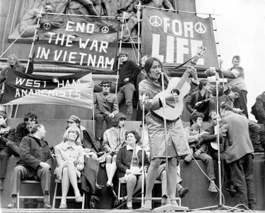 Antikriegskundgebung in London 29. Mai 1965 London, England, Vereinigtes Königreich Der Vietnamkrieg, auch bekannt als Zweiter Indochinakrieg, war ein militärischer Konflikt, der von 1959 bis 1975 in Vietnam ausgetragen wurde. Dabei gerieten Nordvietnamesen und die Nationale Befreiungsfront (NLF) in Konflikt mit den US-amerikanischen Streitkräften und der südvietnamesischen Armee. Nachdem die Vietnamesen im Ersten Indochinakrieg für ihre Unabhängigkeit von Frankreich gekämpft hatten, wurde das Land vorübergehend in das kommunistische Nordvietnam und das nichtkommunistische Südvietnam geteilt. Die Vereinigten Staaten engagierten sich in Vietnam, weil amerikanische Politiker gemäß der Dominotheorie glaubten, dass sich der K  Copyright: xUnitedxArchivesx xkpaxKeystonex 19650529_nin_k09_884