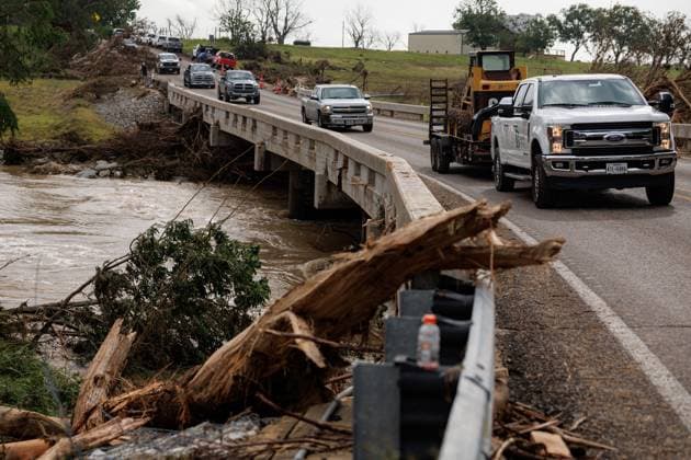 News Themen der Woche KW28 July 7, 2025, Center Point, Tx, USA: Vehicles cross over a bridge along the Guadalupe River in Center Point, Texas, on Monday, July 7, 2025. Center Point USA  - ZUMAa27_ 20250707_znn_a27_002 Copyright: xSanxAntonioxExpress-Newsx