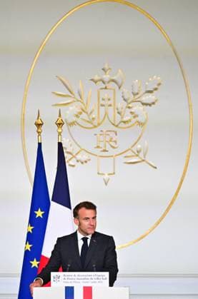 Le président français Emmanuel Macron lors dune cérémonie en lhonneur des membres de léquipe nationale française de volleyball, champions olympiques en titre, à loccasion de la première Journée internationale du volleyball, au palais présidentiel de lÉlysée, à Paris, France, le 7 juillet 2025 Christian Liewig Bestimage French President Emmanuel Macron during a ceremony to honour members of the French National Volleyball team, current Olympic champions, to mark the first International Volleyball Day, at the Elysee Palace, in Paris, France, on July 7th, 2025 Paris France Copyright: xChristianxLiewigx xBestimagexChristianxLiewigx xBestimagex