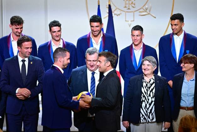 Le président français Emmanuel Macron lors dune cérémonie en lhonneur des membres de léquipe nationale française de volleyball, champions olympiques en titre, à loccasion de la première Journée internationale du volleyball, au palais présidentiel de lÉlysée, à Paris, France, le 7 juillet 2025 Christian Liewig Bestimage French President Emmanuel Macron during a ceremony to honour members of the French National Volleyball team, current Olympic champions, to mark the first International Volleyball Day, at the Elysee Palace, in Paris, France, on July 7th, 2025 Paris France Copyright: xChristianxLiewigx xBestimagexChristianxLiewigx xBestimagex