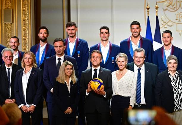 Le président français Emmanuel Macron lors dune cérémonie en lhonneur des membres de léquipe nationale française de volleyball, champions olympiques en titre, à loccasion de la première Journée internationale du volleyball, au palais présidentiel de lÉlysée, à Paris, France, le 7 juillet 2025 Christian Liewig Bestimage French President Emmanuel Macron during a ceremony to honour members of the French National Volleyball team, current Olympic champions, to mark the first International Volleyball Day, at the Elysee Palace, in Paris, France, on July 7th, 2025 Paris France Copyright: xChristianxLiewigx xBestimagexChristianxLiewigx xBestimagex