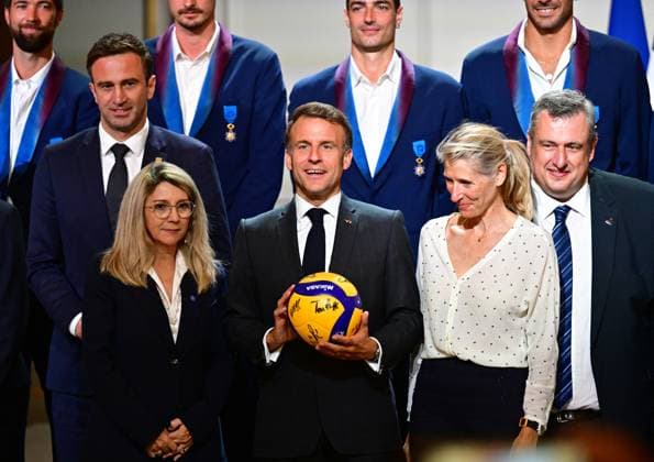 Le président français Emmanuel Macron lors dune cérémonie en lhonneur des membres de léquipe nationale française de volleyball, champions olympiques en titre, à loccasion de la première Journée internationale du volleyball, au palais présidentiel de lÉlysée, à Paris, France, le 7 juillet 2025 Christian Liewig Bestimage French President Emmanuel Macron during a ceremony to honour members of the French National Volleyball team, current Olympic champions, to mark the first International Volleyball Day, at the Elysee Palace, in Paris, France, on July 7th, 2025 Paris France Copyright: xChristianxLiewigx xBestimagexChristianxLiewigx xBestimagex