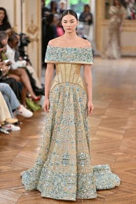 PFW Tony Ward Runway A model walks the runway at the Tony Ward show as part of Haute Couture Fashion Week in Paris, France on July, 7, 2025. Photo by Julien Reynaud APS-Medias ABACAPRESS.COM Paris France  Copyright: xReynaudxJulien APS-Medias ABACAx