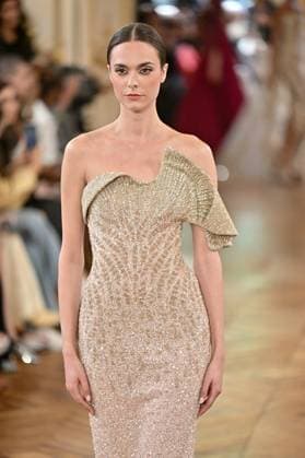 PFW Tony Ward Runway A model walks the runway at the Tony Ward show as part of Haute Couture Fashion Week in Paris, France on July, 7, 2025. Photo by Julien Reynaud APS-Medias ABACAPRESS.COM Paris France  Copyright: xReynaudxJulien APS-Medias ABACAx