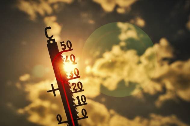Symbolbild Hitze, Hitzewelle, Thermometer in der Sonne, 40 Grad Celsius, Klimawandel, Temperatur, Hitze, Wolken, heiß, Stuttgart, Baden-Württemberg, Deutschland, Europa Symbolic image heat, heat wave, thermometer in the sun, 40 degrees Celsius, climate change, temperature, heat, clouds, hot, Stuttgart, Baden-Württemberg, Germany, Europe Copyright: imageBROKER MichaelxWeber ibximw14227129.jpg