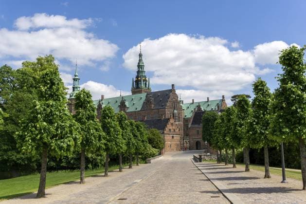 Lange Allee mit Bäumen, die zum Schloss Frederiksborg in Hillerod führt, Hillerod, Dänemark, Europa Hillerod, Denmark - 16 June, 2021: long tree-lined alley leading to the Frederiksborg Castle in Hillerod Copyright: imageBROKER NandoxLardi ibxiqx08572720.jpg