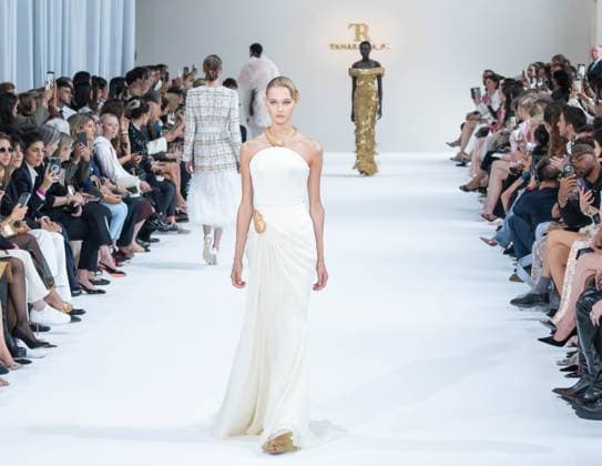 PARIS FASHION WEEK TAMARA RALPH FALL WINTER 26 sylvie lefort photography MAXPPP 07 07 2025 @sylvie Lefort Photography MAXPPP 07 07 25 Models present creations from the FALL WINTER 2025 2026 Haute Couture collection by TAMARA RALPH during the Paris Fashion Week, in Paris, France March 11th 2025 The presentation of the Womens collections from 7th July 2025 to 10th July 25  Copyright: xMAXPPPxsylviexlefortxphotographyx LFR202507085423 LFR202507085423