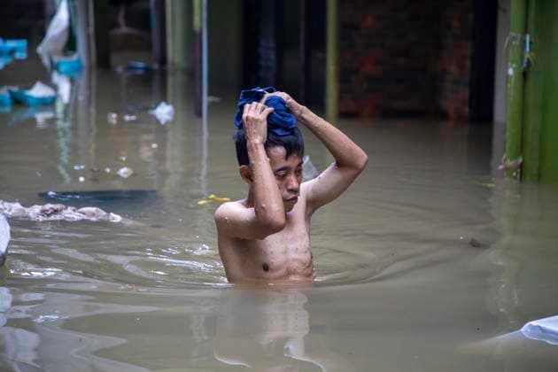 News Themen der Woche KW28 July 8, 2025, Jakarta, Jakarta, Indonesia: Jakarta, Indonesia Ã¢â‚¬ July 8, 2025..Heavy rainfall that has drenched Jakarta and its surrounding areas over the past few days in July 2025 has caused flooding in several regions. One of the hardest-hit areas is Kebon Pala, East Jakarta.....Located along the banks of the Ciliwung RiverÃ¢â‚¬the main river flowing through IndonesiaÃ¢â‚¬â ¢s capitalÃ¢â‚¬Kebon Pala is a flood-prone area, especially during periods of intense rainfall. This time, the flood has inundated nearly 100 houses, with water levels ranging from 70 centimeters to two meters. Jakarta Indonesia - ZUMAh128 20250708_zap_h128_006 Copyright: xDonalxHusnix