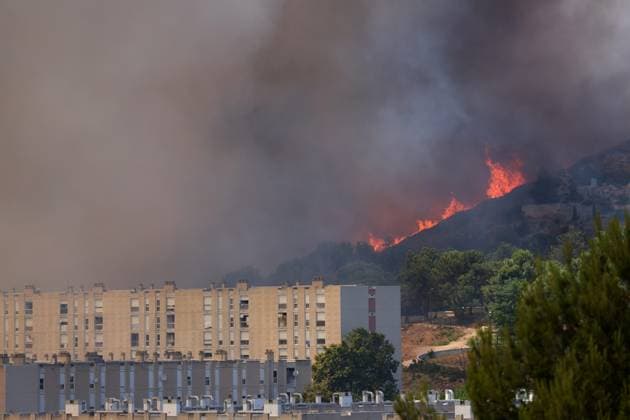 News Themen der Woche KW28 Violent incendie aux portes de Marseille PHOTOPQR LA PROVENCE LAURENSON Philippe Marseille 08 07 2025 Un incendie sest déclaré dans la matinée sur la commune des Pennes Mirabeau, au nord de Marseille Içi, aux alentours de la cité de la Castellane à Marseille Marseille 08 07 2025 A fire broke out in the morning in the town of Les Pennes Mirabeau, north of Marseille Marseille Marseille France  Copyright: xPHOTOPQR LAxPROVENCE MAXPPPxLAURENSONxPhilippex 20250708PVL6673 20250708PVL6673