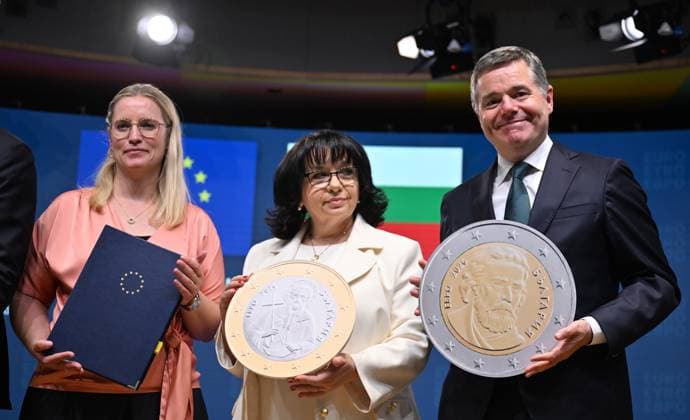 EU Council agrees that Bulgaria to adopt the euro on January 1, 2026 BRUSSELS, BELGIUM - JULY 08: Minister of Economy of the Danish EU Presidency Stephanie Lose (L), President of the Eurogroup Paschal Donohoe (R), Deputy Prime Minister and Minister of Finance of Bulgaria Temenuzhka Petkova (C), EU Commissioner Valdis Dombrovskis, and Vice President of the European Central Bank Luis de Guindos pose for a photo as they attend the signing ceremony to celebrate the final steps for Bulgaria to join the Eurozone at the European Council building in Brussels, Belgium on July 08, 2025. Dursun Aydemir Anadolu Brussels Belgium. Editorial use only. Please get in touch for any other usage.  Copyright: x2025xAnadoluxDursunxAydemirx