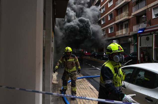 News Themen der Woche KW28 Attended several neighbors for smoke inhalation in a fire in a shop in the Avenida del Puerto Two firefighters work during a fire in the Avenida del Puerto, July 8, 2025, in Valencia, Valencia Spain A fire in a commercial establishment in the Avenida del Puerto de Valencia has caused that several neighbors have been affected by smoke inhalation and have been treated in addition, police officers have asked the citizens in the area to keep the windows of the houses closed The fire broke out in the store Tedi of the Avenida del Puerto and to the scene have been mobilized ten firefighters of the City of Valencia, as well as two ambulances SAMU and two Basic Life Support SVB 08 JULY 2025 Valencia Valencia Valencia Valencia Valencia Valencia Val  Copyright: xEduardoxManzanax 6846996