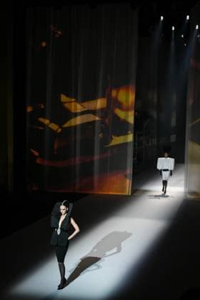 PFW - Stephane Rolland Runway in Paris FA A model walks the runway for a collection by Stephane Rolland as part of Paris Fashion Week at the Theatre of the Champs-Elysees in Paris, on July 8, 2025. Photo by Firas Abdullah ABACAPRESS.COM Paris Ile-de-France France  Copyright: xAbdullahxFiras ABACAx