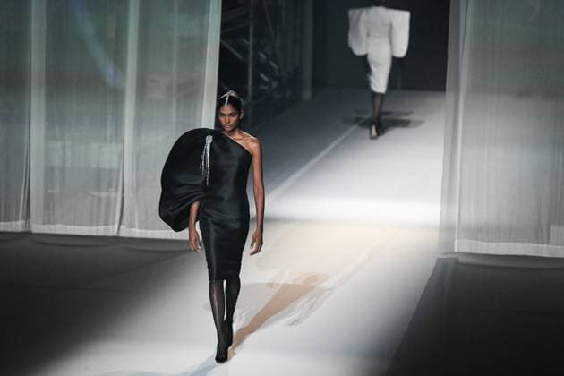 PFW - Stephane Rolland Runway in Paris FA A model walks the runway for a collection by Stephane Rolland as part of Paris Fashion Week at the Theatre of the Champs-Elysees in Paris, on July 8, 2025. Photo by Firas Abdullah ABACAPRESS.COM Paris Ile-de-France France  Copyright: xAbdullahxFiras ABACAx
