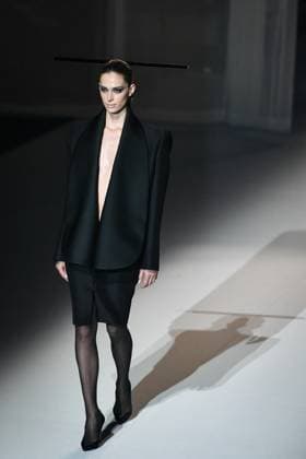PFW - Stephane Rolland Runway in Paris FA A model walks the runway for a collection by Stephane Rolland as part of Paris Fashion Week at the Theatre of the Champs-Elysees in Paris, on July 8, 2025. Photo by Firas Abdullah ABACAPRESS.COM Paris Ile-de-France France  Copyright: xAbdullahxFiras ABACAx