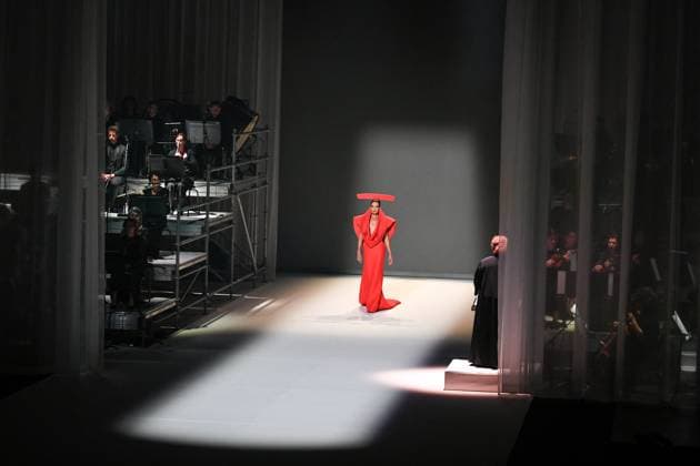 PFW - Stephane Rolland Runway in Paris FA A model walks the runway for a collection by Stephane Rolland as part of Paris Fashion Week at the Theatre of the Champs-Elysees in Paris, on July 8, 2025. Photo by Firas Abdullah ABACAPRESS.COM Paris Ile-de-France France  Copyright: xAbdullahxFiras ABACAx
