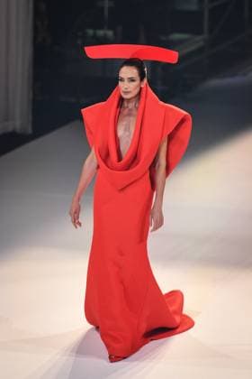 PFW - Stephane Rolland Runway in Paris FA A model walks the runway for a collection by Stephane Rolland as part of Paris Fashion Week at the Theatre of the Champs-Elysees in Paris, on July 8, 2025. Photo by Firas Abdullah ABACAPRESS.COM Paris Ile-de-France France  Copyright: xAbdullahxFiras ABACAx