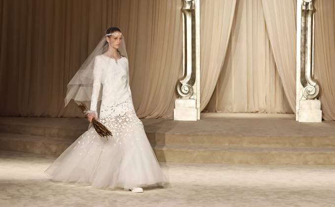 (250708) -- PARIS, July 8, 2025 -- A model presents a creation from the haute couture Fall-Winter 2025 2026 collections by French fashion house Chanel during the Paris Haute Couture Week, in Paris, France, on July 8, 2025. ) FRANCE-PARIS-HAUTE COUTURE WEEK-CHANEL GaoxJing 