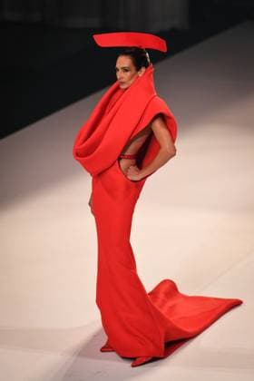 PFW - Stephane Rolland Runway in Paris FA A model walks the runway for a collection by Stephane Rolland as part of Paris Fashion Week at the Theatre of the Champs-Elysees in Paris, on July 8, 2025. Photo by Firas Abdullah ABACAPRESS.COM Paris Ile-de-France France  Copyright: xAbdullahxFiras ABACAx