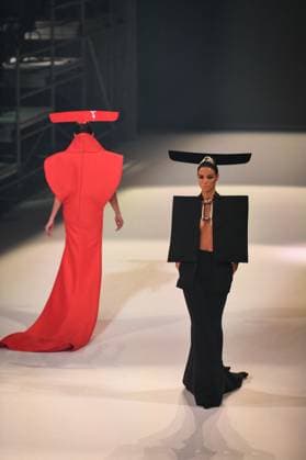 PFW - Stephane Rolland Runway in Paris FA A model walks the runway for a collection by Stephane Rolland as part of Paris Fashion Week at the Theatre of the Champs-Elysees in Paris, on July 8, 2025. Photo by Firas Abdullah ABACAPRESS.COM Paris Ile-de-France France  Copyright: xAbdullahxFiras ABACAx