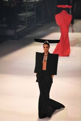 PFW - Stephane Rolland Runway in Paris FA A model walks the runway for a collection by Stephane Rolland as part of Paris Fashion Week at the Theatre of the Champs-Elysees in Paris, on July 8, 2025. Photo by Firas Abdullah ABACAPRESS.COM Paris Ile-de-France France  Copyright: xAbdullahxFiras ABACAx