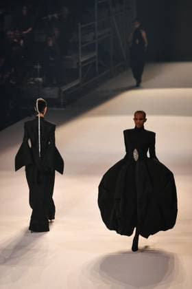 PFW - Stephane Rolland Runway in Paris FA A model walks the runway for a collection by Stephane Rolland as part of Paris Fashion Week at the Theatre of the Champs-Elysees in Paris, on July 8, 2025. Photo by Firas Abdullah ABACAPRESS.COM Paris Ile-de-France France  Copyright: xAbdullahxFiras ABACAx