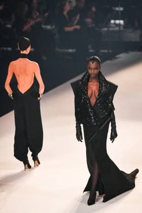 PFW - Stephane Rolland Runway in Paris FA A model walks the runway for a collection by Stephane Rolland as part of Paris Fashion Week at the Theatre of the Champs-Elysees in Paris, on July 8, 2025. Photo by Firas Abdullah ABACAPRESS.COM Paris Ile-de-France France  Copyright: xAbdullahxFiras ABACAx