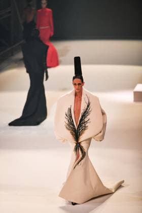 PFW - Stephane Rolland Runway in Paris FA A model walks the runway for a collection by Stephane Rolland as part of Paris Fashion Week at the Theatre of the Champs-Elysees in Paris, on July 8, 2025. Photo by Firas Abdullah ABACAPRESS.COM Paris Ile-de-France France  Copyright: xAbdullahxFiras ABACAx