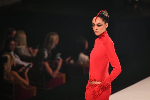 PFW - Stephane Rolland Runway in Paris FA A model walks the runway for a collection by Stephane Rolland as part of Paris Fashion Week at the Theatre of the Champs-Elysees in Paris, on July 8, 2025. Photo by Firas Abdullah ABACAPRESS.COM Paris Ile-de-France France  Copyright: xAbdullahxFiras ABACAx