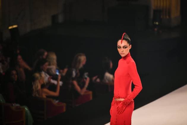 PFW - Stephane Rolland Runway in Paris FA A model walks the runway for a collection by Stephane Rolland as part of Paris Fashion Week at the Theatre of the Champs-Elysees in Paris, on July 8, 2025. Photo by Firas Abdullah ABACAPRESS.COM Paris Ile-de-France France  Copyright: xAbdullahxFiras ABACAx