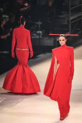 PFW - Stephane Rolland Runway in Paris FA A model walks the runway for a collection by Stephane Rolland as part of Paris Fashion Week at the Theatre of the Champs-Elysees in Paris, on July 8, 2025. Photo by Firas Abdullah ABACAPRESS.COM Paris Ile-de-France France  Copyright: xAbdullahxFiras ABACAx
