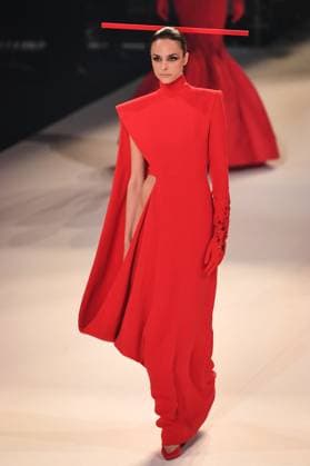 PFW - Stephane Rolland Runway in Paris FA A model walks the runway for a collection by Stephane Rolland as part of Paris Fashion Week at the Theatre of the Champs-Elysees in Paris, on July 8, 2025. Photo by Firas Abdullah ABACAPRESS.COM Paris Ile-de-France France  Copyright: xAbdullahxFiras ABACAx