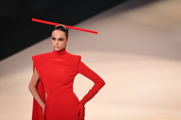 PFW - Stephane Rolland Runway in Paris FA A model walks the runway for a collection by Stephane Rolland as part of Paris Fashion Week at the Theatre of the Champs-Elysees in Paris, on July 8, 2025. Photo by Firas Abdullah ABACAPRESS.COM Paris Ile-de-France France  Copyright: xAbdullahxFiras ABACAx