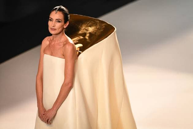 PFW - Stephane Rolland Runway in Paris FA A model walks the runway for a collection by Stephane Rolland as part of Paris Fashion Week at the Theatre of the Champs-Elysees in Paris, on July 8, 2025. Photo by Firas Abdullah ABACAPRESS.COM Paris Ile-de-France France  Copyright: xAbdullahxFiras ABACAx