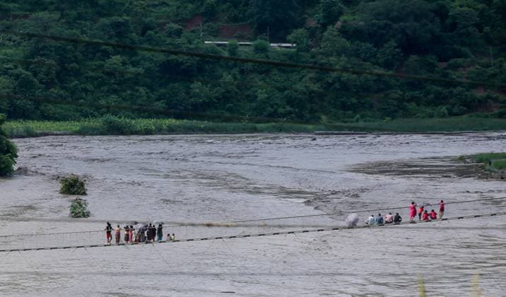 News Themen der Woche KW28 18 missing in Rasuwa flood in Nepal RASUWA, NEPAL - JULY 8: People watch the floodwater from the suspended bridge at Nuwakot some 70 KM northwest from Kathmandu, Nepal on July 8, 2025. The floodwater swept away the Miteri bridge, the main connection bridge between Nepal and China, and at least 18 people remain missing following the sudden flash flood in Rasuwagadhi, Rasuwa District. Sunil Pradhan Anadolu Rasuwa Nepal. Editorial use only. Please get in touch for any other usage.  Copyright: x2025xAnadoluxSunilxPradhanx
