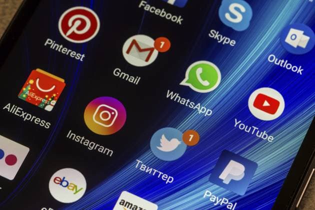 Adygea, Russland 3. Januar 2018: WhatsApp, YouTube, instagram, Facebook, Skype und andere App Symbole auf dem Smartphone Bildschirm Xiaomi Adygea, Russia - January 3, 2018: WhatsApp, YouTube, instagram, Facebook, Skype and other app icons on the smartphone screen Xiaomi Copyright: imageBROKER gutaper ibxiqx14046918.jpg