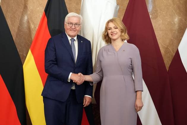News Themen der Woche KW28 (250708) -- RIGA, July 8, 2025 -- German Federal President Frank-Walter Steinmeier (L) shakes hands with Latvian Prime Minister Evika Silina during their meeting in Riga, Latvia, on July 8, 2025. German Federal President Frank-Walter Steinmeier concluded his visit to Latvia on Tuesday, following a stop in Lithuania. The German president s three-day visit to Lithuania and Latvia underscored the European power s strong support for the Baltic region, particularly in the area of security cooperation. (Photo by Xinhua) LATVIA-RIGA-GERMANY-PRESIDENT-VISIT EdijsxPalens 