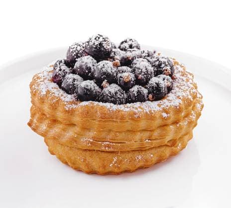 Foodfotografie, Dessert Obstkuchen mit Johannisbeeren auf Weiß food still-life, Dessert fruit cake with currant on white Copyright: imageBROKER AntonxDobrea ibxiqx14237405.jpg