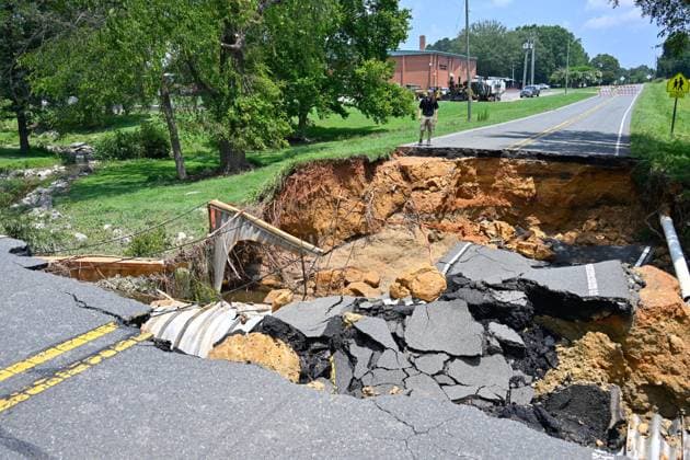 News Themen der Woche KW28 Aftermath of Tropical Depression Chantal in North Carolina BEAR CREEK, USA - JULY 8: A view of destruction on a road to Chatham Central High School following the tropical storm Chantal in Bear Creek North Carolina, United States on July 8, 2025. After the storm weakens National Hurricane Center to downgrade it to a tropical depression. Peter Zay Anadolu Bear Creek United States. Editorial use only. Please get in touch for any other usage.  Copyright: x2025xAnadoluxPeterxZayx