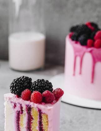 Obstkuchen mit frischen Himbeeren, Brombeeren und Vanillecreme Fruit cake with fresh raspberry, blackberry and vanilla cream Copyright: imageBROKER AntonxDobrea ibxiqx14241883.jpg
