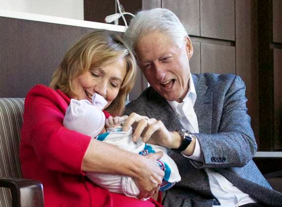 L ancien président américain Bill Clinton et sa femme Hillary sont les heureux grands-parents de Charlotte Clinton Mezvinsky, la fille de Chelsea Clinton Mezvinsky qu ils sont allés voir à l hôpital à New York, le 29 septembre 2014. Former President Bill Clinton and his wife, former Secretary of State Hillary Clinton, hold their granddaughter Charlotte Clinton Mezvinsky after their daughter Chelsea Clinton gave birth in New York. New York Etats-Unis *** Former U.S. President Bill Clinton and his wife Hillary are the proud grandparents of Charlotte Clinton Mezvinsky, the daughter of Chelsea Clinton Mezvinsky, whom they visited at the hospital in New York, September 29, 2014 Former President Bill Clinton and his wife, former Secretary of Stat  Copyright: xOfficexofxPresidentxClintonxviaxBestimagexOfficexofxPresidentxClintonxviaxBestimagex