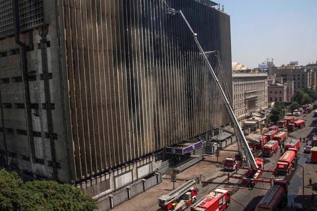 News Themen der Woche KW28 (250709) -- BEIJING, July 9, 2025 -- Firefighters cool down the central telecommunications building after a fire in Cairo, Egypt, on July 8, 2025. At least four people were killed and 27 others injured in a massive fire that broke out Monday at a central telecommunications building in downtown Cairo, Egypt s Health Ministry said Tuesday. ) XINHUA PHOTOS OF THE DAY AhmedxGomaa 