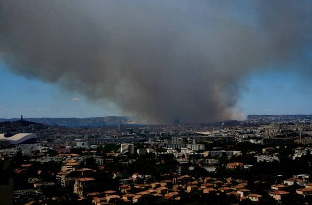 News Themen der Woche KW28 INCENDIES MARSEILLE GEORGES ROBERT MAXPPP Marseille 08 07 2025 On Tuesday, July 8, 2025, a scrubland fire caused by a car that caught fire on the side of the highway near Pennes Mirabeau threatened the northern districts of Marseille The plume of smoke could be seen from the citys southern districts, as here at La Rouvière in Marseilles 9th district, July 8, 2025 On Tuesday, July 8, 2025, a scrubland fire caused by a car that caught fire on the side of the highway near Pennes Mirabeau threatened the northern districts of Marseille The plume of smoke could be seen from the southern districts of the city Marseille Marseille France  Copyright: xMAXPPPxGEORGESxxROBERTx RBR202507097960 RBR202507097960