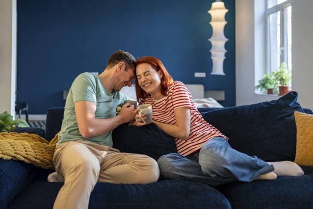 Glücklich sorglos junges Paar in der Liebe scherzen lachend beim Entspannen auf Couch mit Kaffee, Bindung, genießen Morgen Zeit zusammen zu Hause. Emotionale Verbindung in einer Beziehung Happy carefree young couple in love joking laughing while relaxing on couch with coffee, bonding, enjoying morning time together at home. Emotional connection in a relationship Copyright: imageBROKER DmitriixMarchenko ibxiqx14265067.jpg ,model released, Symbolfoto ,property released