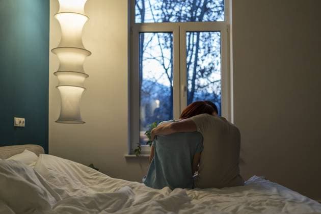 Liebevoller, fürsorglicher Mann beruhigt sich, umarmt seine aufgebrachte Frau nach einem Streit. Unterstützung in der Familie. Depressive Frau braucht mentale Hilfe von Ärger emotionalen Burnout. Trauriges Paar in Vertrauensbeziehungen gehen durch Krise Loving caring man calms down hug embrace upset wife after quarrel. Support in family. Depressed woman need mental help from trouble emotional burnout. Sad couple in trust relations go through crisis Copyright: imageBROKER DmitriixMarchenko ibxiqx14265211.jpg ,model released, Symbolfoto ,property released