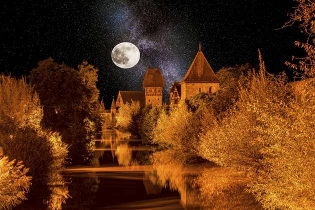 Nachtaufnahme der historischen Altstadt von Dinkelsbühl mit Vollmond und Milchstraße, Dinkelsbühl, Deutschland, Europa Night shot of the historic old town of Dinkelsbühl with full moon and Milky Way, Dinkelsbühl, Germany, Europe Copyright: imageBROKER FrankxWagner ibxiqx14266057.jpg