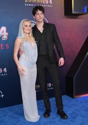 Zombies 4 Dawn of the Vampires Premiere - Los Angeles, USA LOS ANGELES, USA. July 08, 2025: Meg Donnelly & Milo Manheim at the premiere for Disney s Zombies 4: Dawn of the Vampires . Los Angeles CA USA  Copyright: xPaulxSmith Featureflashx