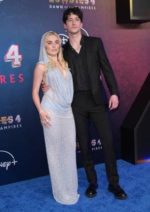 Zombies 4 Dawn of the Vampires Premiere - Los Angeles, USA LOS ANGELES, USA. July 08, 2025: Meg Donnelly & Milo Manheim at the premiere for Disney s Zombies 4: Dawn of the Vampires . Los Angeles CA USA  Copyright: xPaulxSmith Featureflashx