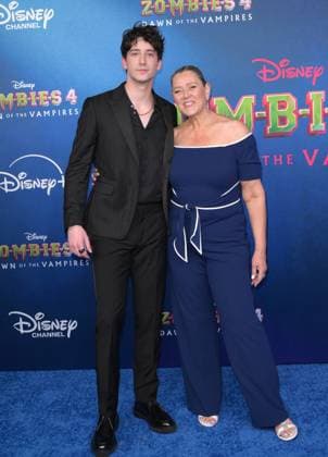 Zombies 4 Dawn of the Vampires Premiere - Los Angeles, USA LOS ANGELES, USA. July 08, 2025: Milo Manheim & Camryn Manheim at the premiere for Disney s Zombies 4: Dawn of the Vampires . Los Angeles CA USA  Copyright: xPaulxSmith Featureflashx