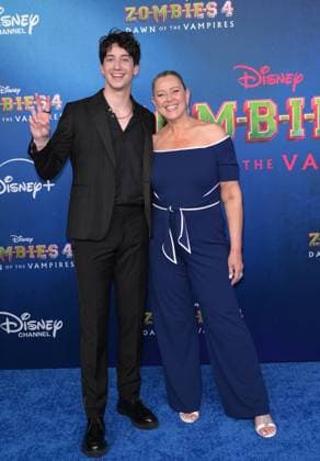 Zombies 4 Dawn of the Vampires Premiere - Los Angeles, USA LOS ANGELES, USA. July 08, 2025: Milo Manheim & Camryn Manheim at the premiere for Disney s Zombies 4: Dawn of the Vampires . Los Angeles CA USA  Copyright: xPaulxSmith Featureflashx